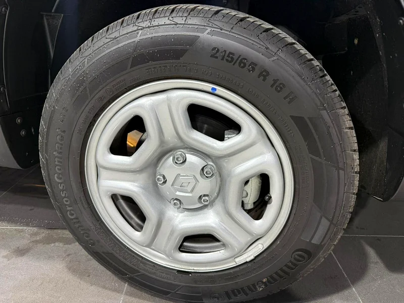 2025 Renault Duster - View 3