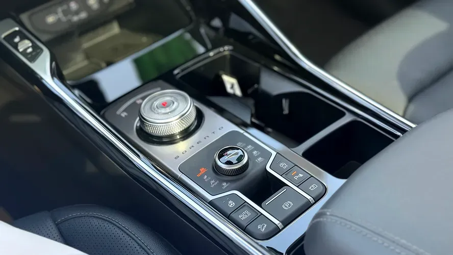 2025 Kia Sorento - 6000 km - Available for export from UAE to Algeria - 18