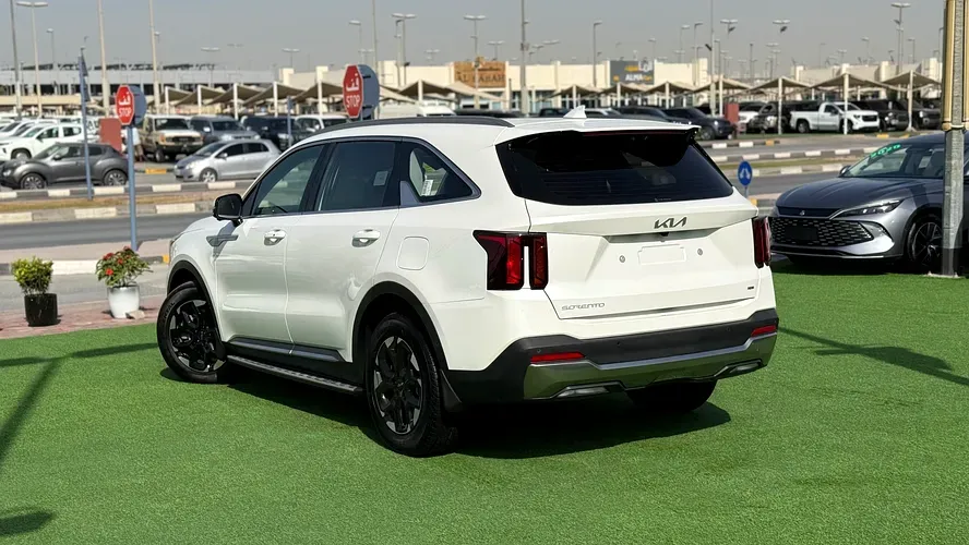 2025 Kia Sorento - 6000 km - Available for export from UAE to Algeria - 4