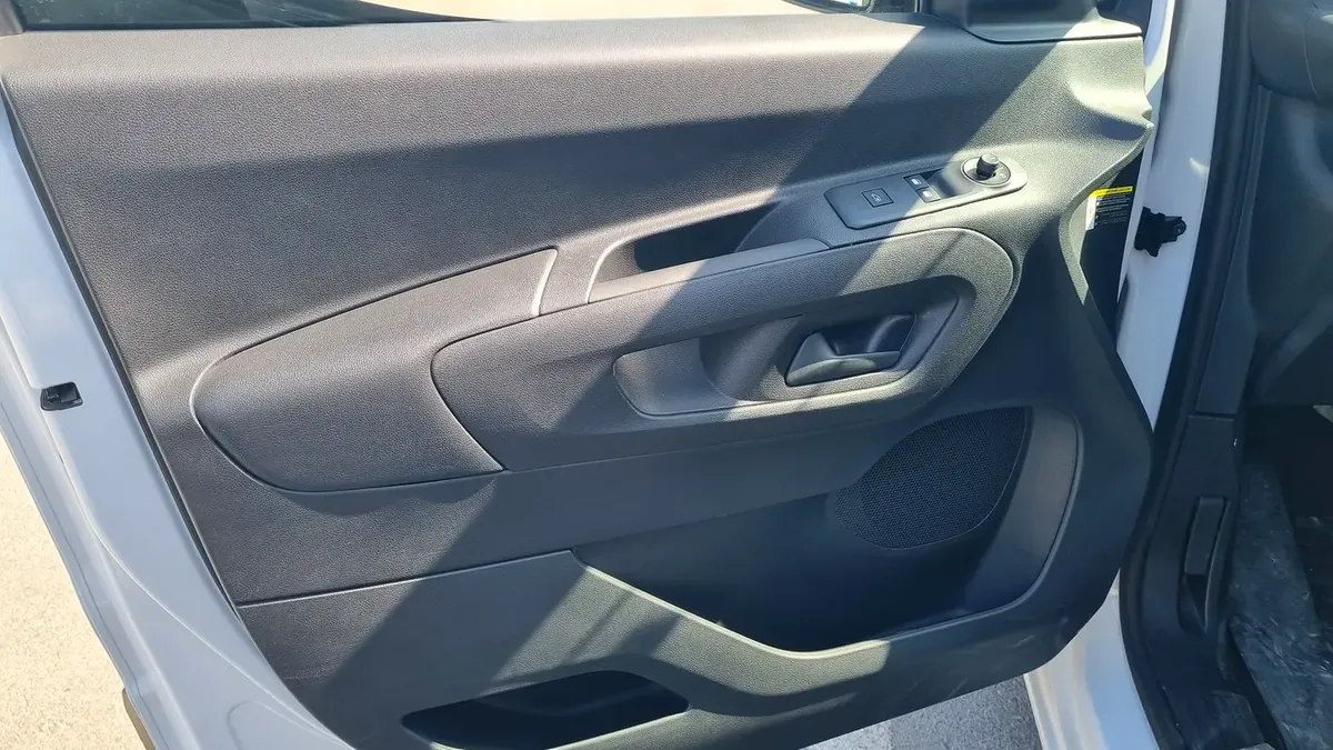 2025 Peugeot Partner - 0 km - Available for export from UAE to Algeria - 2