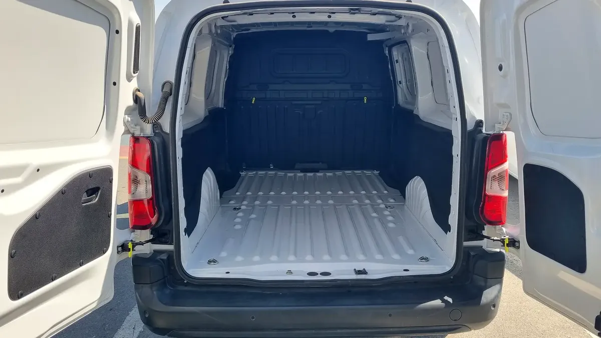 2025 Peugeot Partner - 0 km - Available for export from UAE to Algeria - 9