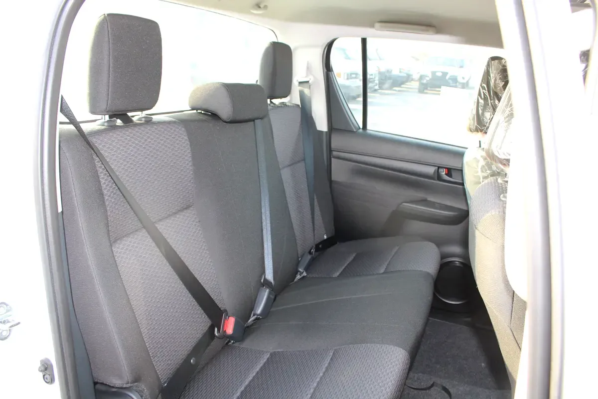 2025 Toyota Hilux - 0 km - Available for export from UAE to Algeria - 12