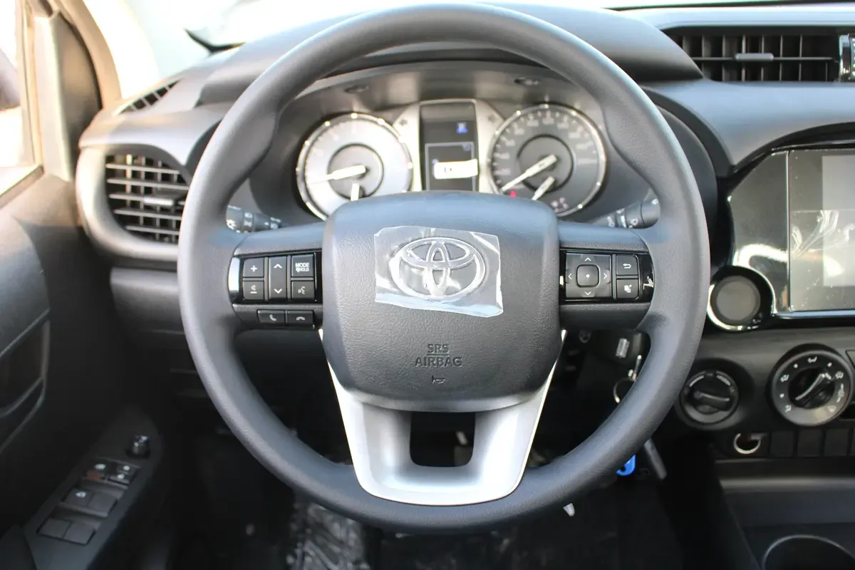 2025 Toyota Hilux - 0 km - Available for export from UAE to Algeria - 13
