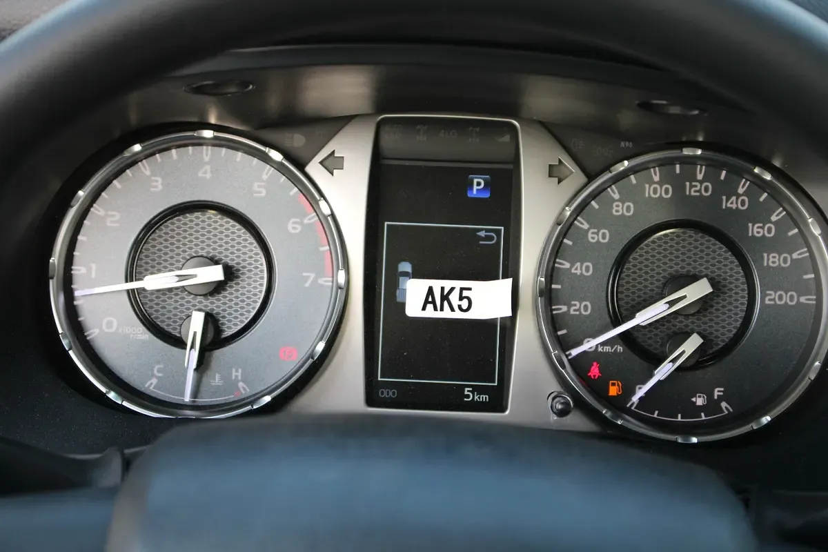 2025 Toyota Hilux - 0 km - Available for export from UAE to Algeria - 14