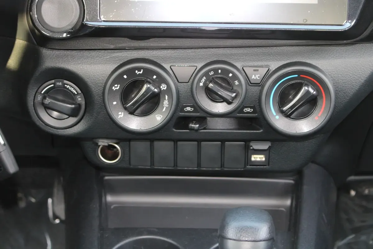 2025 Toyota Hilux - 0 km - Available for export from UAE to Algeria - 15