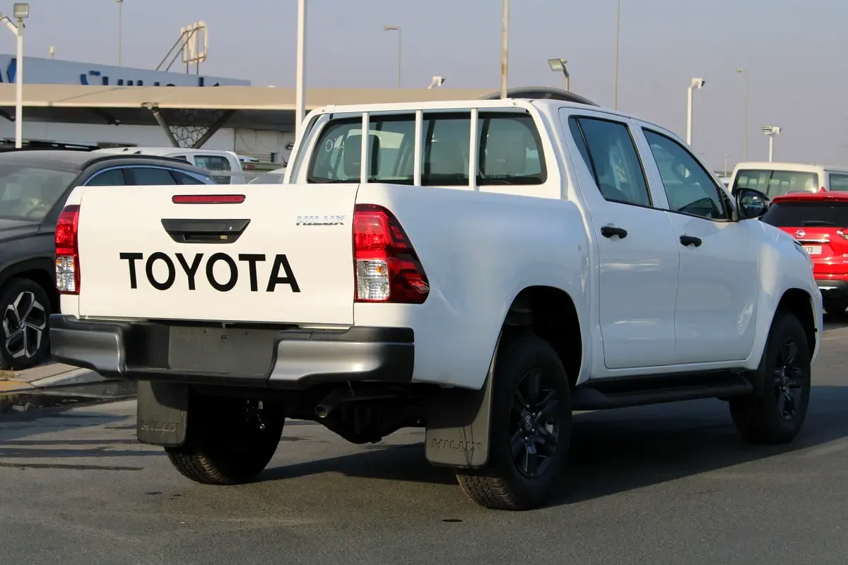 2025 Toyota Hilux - 0 km - Available for export from UAE to Algeria - 4
