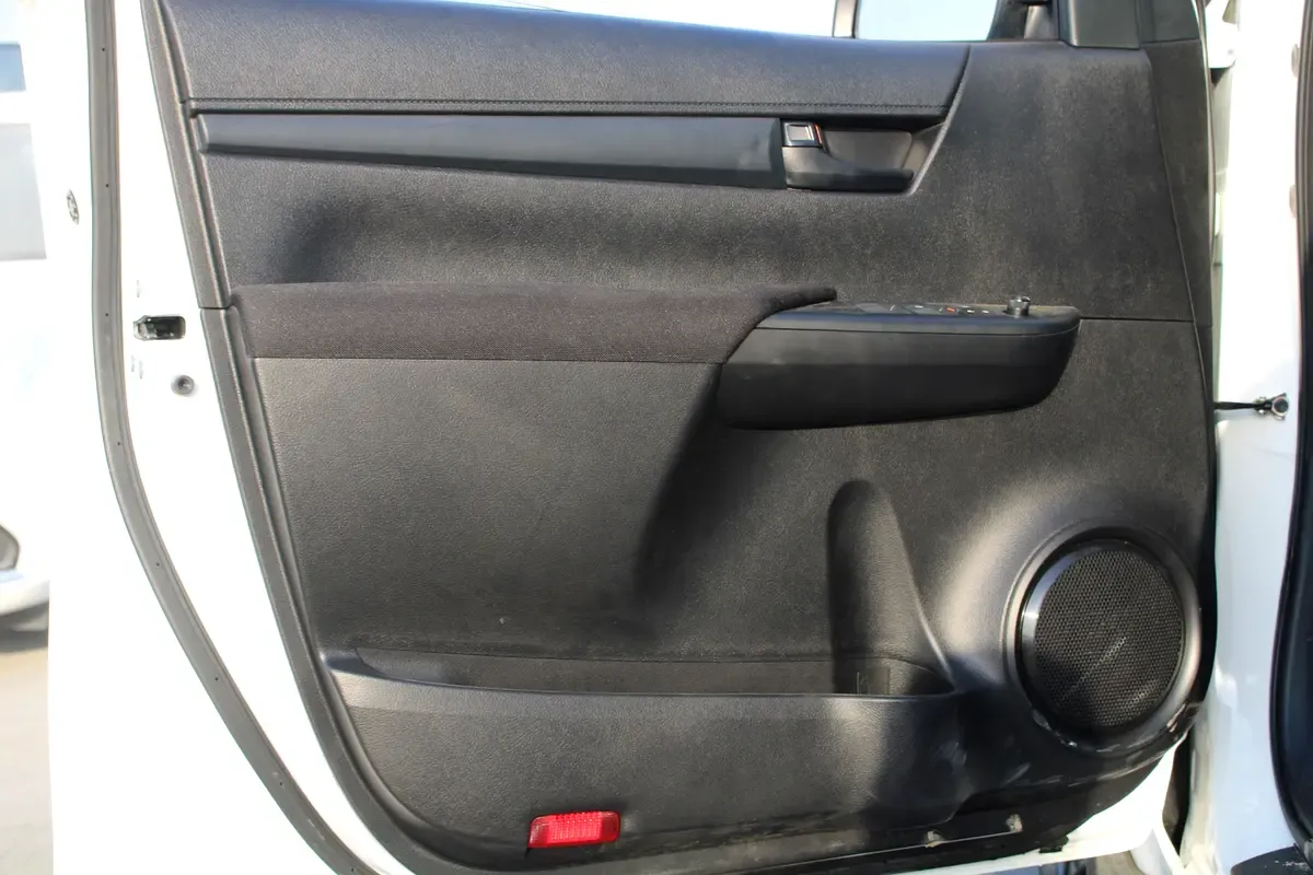 2025 Toyota Hilux - 0 km - Available for export from UAE to Algeria - 6