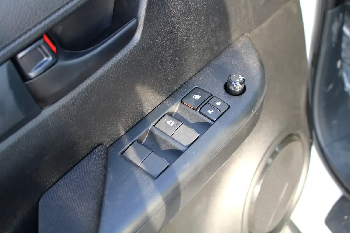 2025 Toyota Hilux - 0 km - Available for export from UAE to Algeria - 7