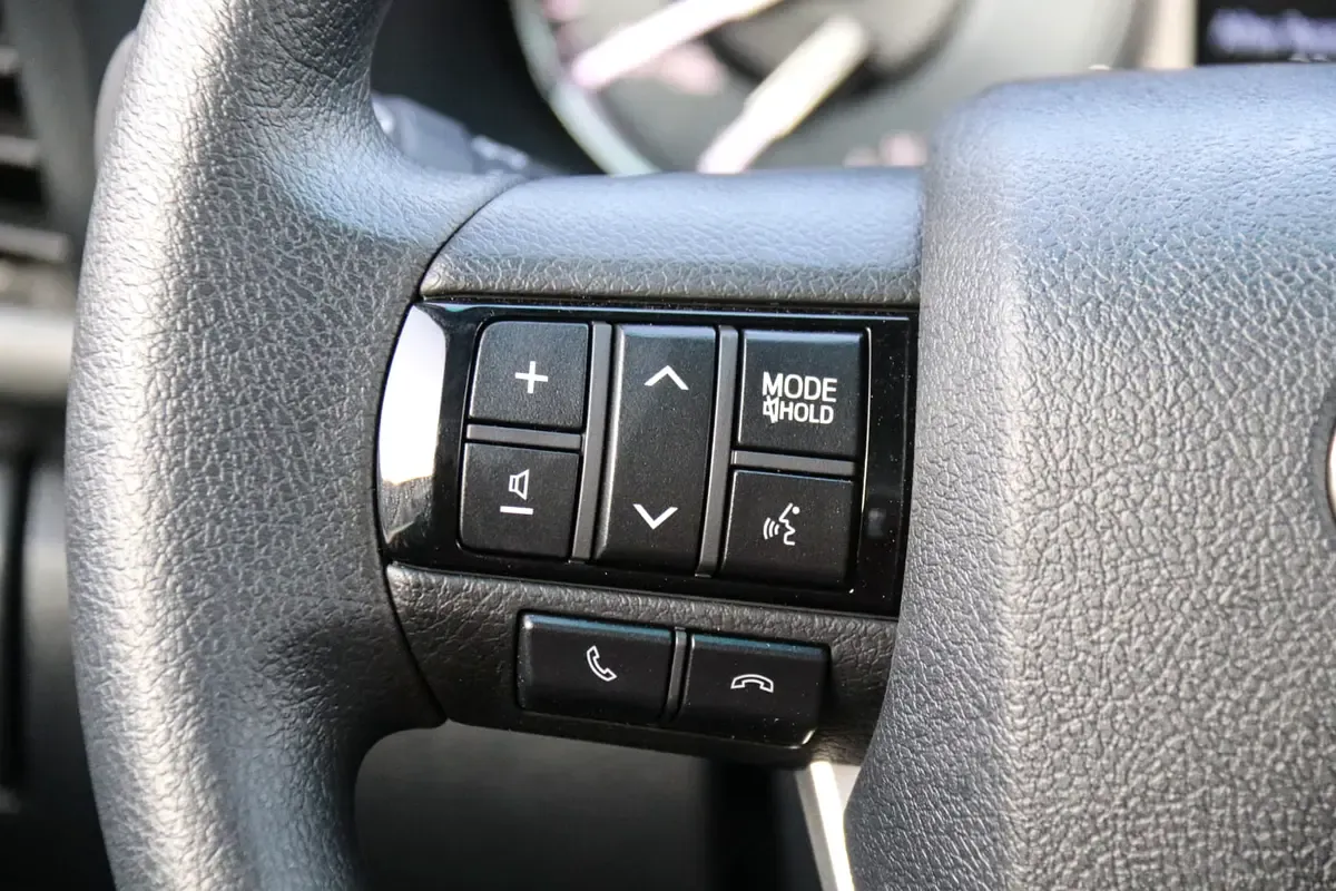 2025 Toyota Hilux - 0 km - Available for export from UAE to Algeria - 11