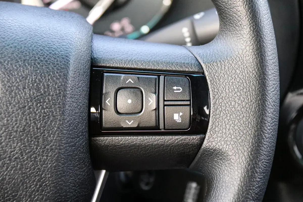 2025 Toyota Hilux - 0 km - Available for export from UAE to Algeria - 12