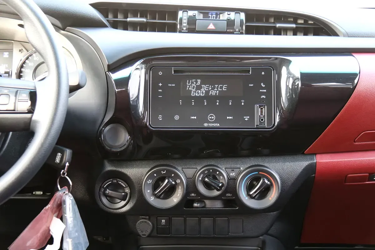 2025 Toyota Hilux - 0 km - Available for export from UAE to Algeria - 13