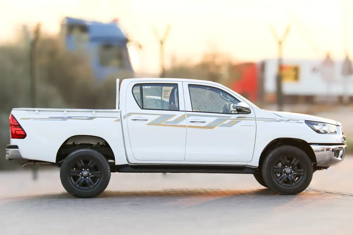 2025 Toyota Hilux - 0 km - Available for export from UAE to Algeria - 3