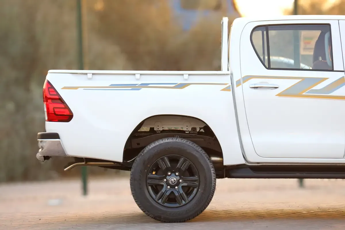2025 Toyota Hilux - 0 km - Available for export from UAE to Algeria - 4
