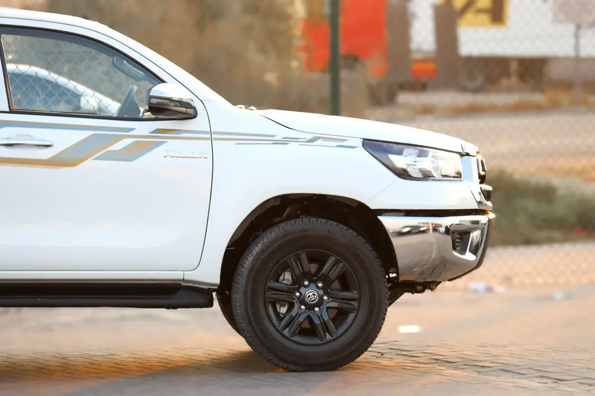2025 Toyota Hilux - 0 km - Available for export from UAE to Algeria - 5