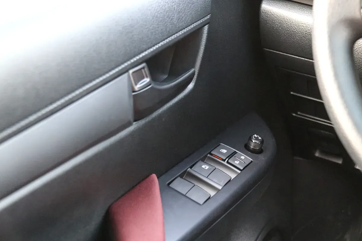 2025 Toyota Hilux - 0 km - Available for export from UAE to Algeria - 8