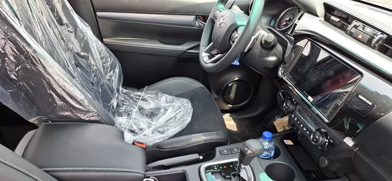 2025 Toyota Hilux - 0 km - Available for export from UAE to Algeria - 10