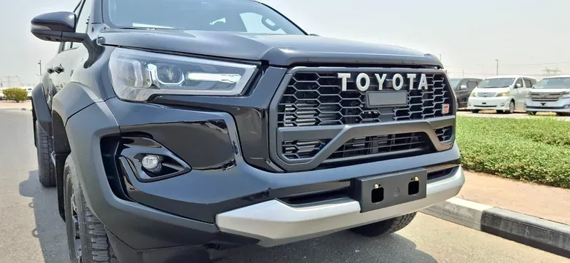2025 Toyota Hilux - 0 km - Available for export from UAE to Algeria - 12