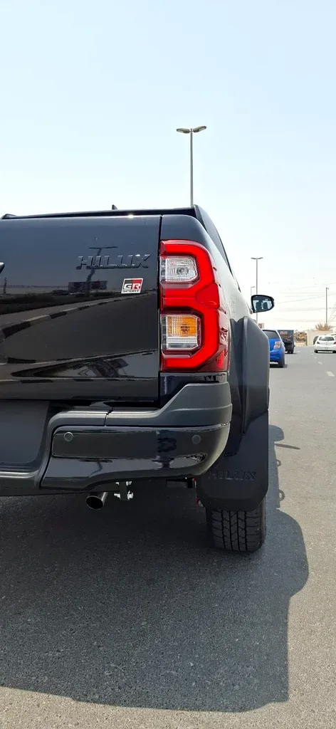 2025 Toyota Hilux - 0 km - Available for export from UAE to Algeria - 13