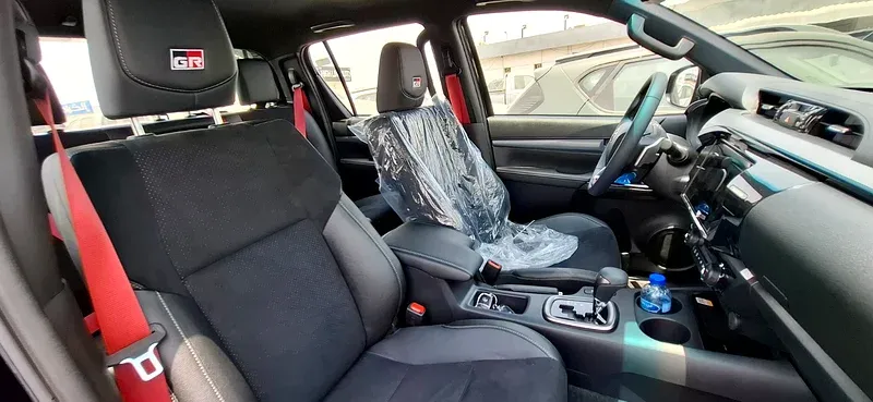 2025 Toyota Hilux - 0 km - Available for export from UAE to Algeria - 4