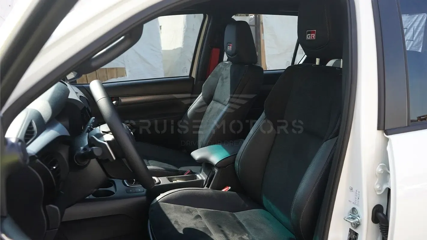 2025 Toyota Hilux - 0 km - Available for export from UAE to Algeria - 15