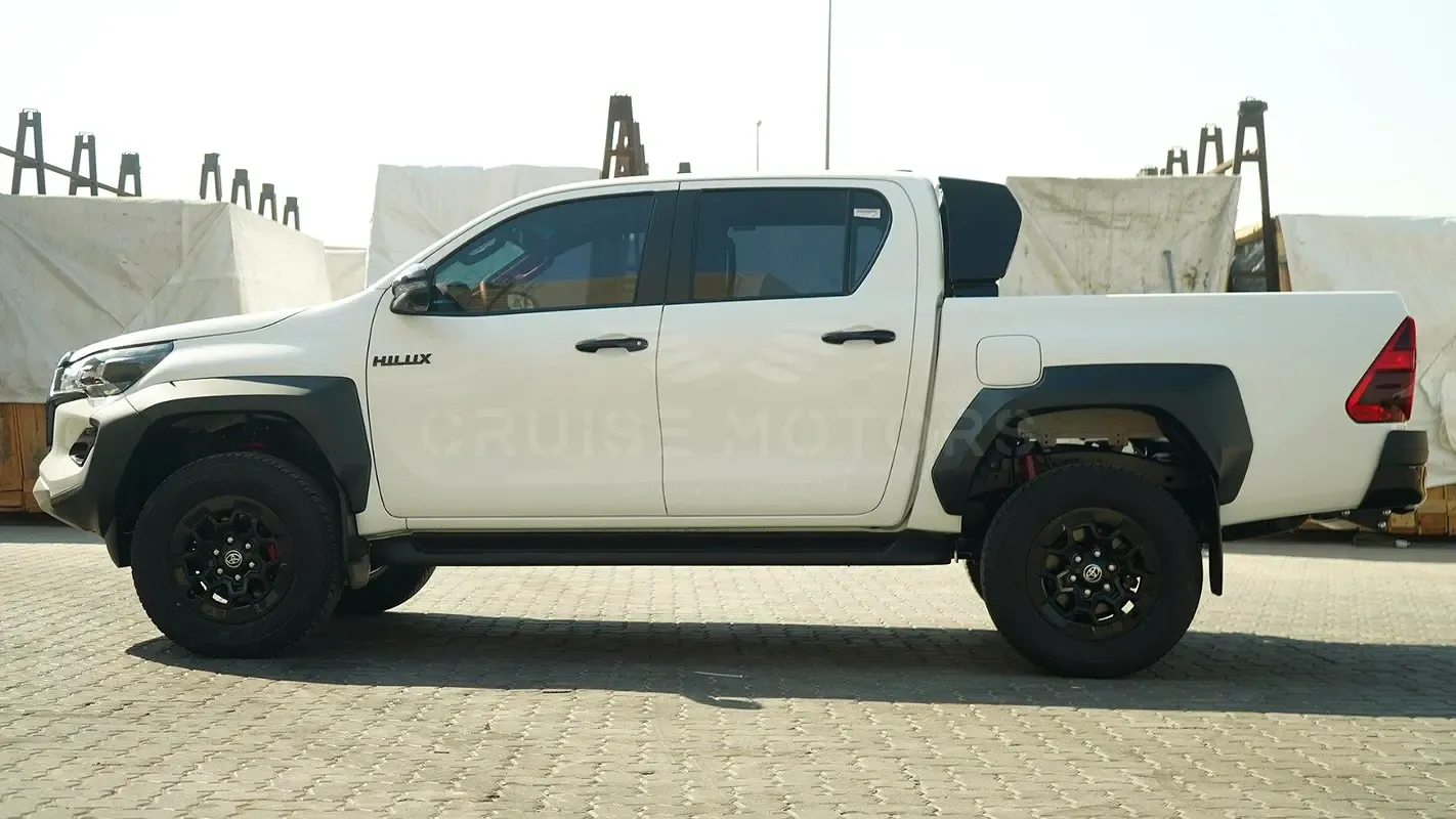 2025 Toyota Hilux - 0 km - Available for export from UAE to Algeria - 4