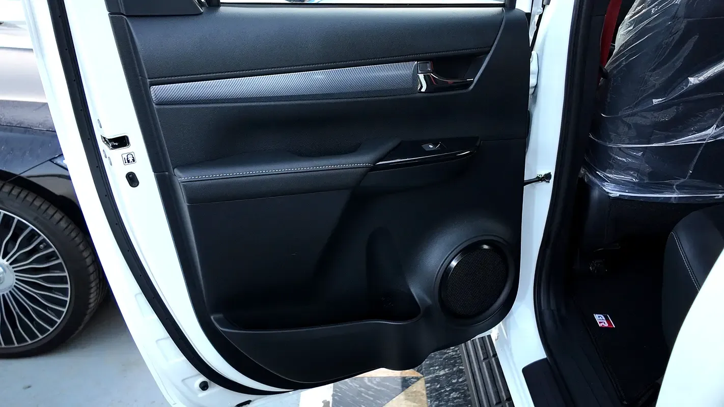 2025 Toyota Hilux - 0 km - Available for export from UAE to Algeria - 12