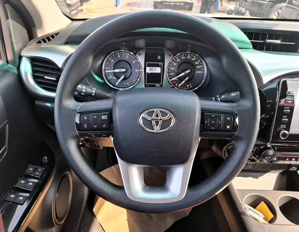 2025 Toyota Hilux - 0 km - Available for export from UAE to Algeria - 13
