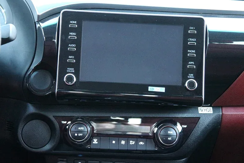 2025 Toyota Hilux - 0 km - Available for export from UAE to Algeria - 13