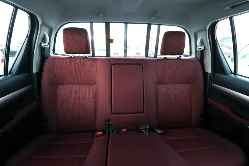 2025 Toyota Hilux - 0 km - Available for export from UAE to Algeria - 16