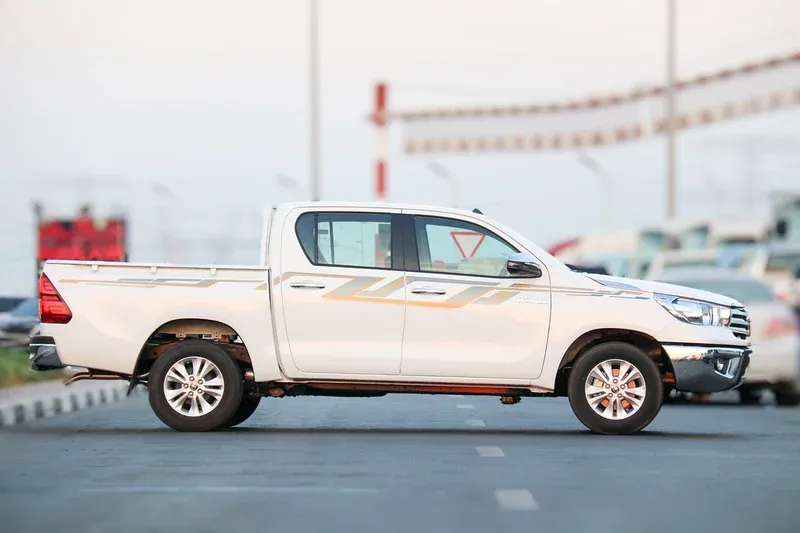 2025 Toyota Hilux - 0 km - Available for export from UAE to Algeria - 2