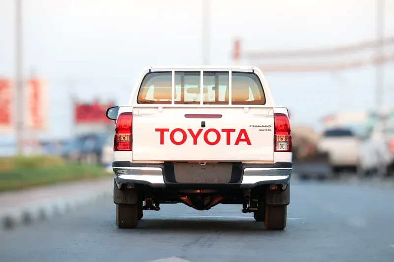 2025 Toyota Hilux - 0 km - Available for export from UAE to Algeria - 4