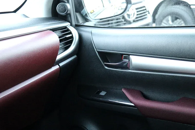 2025 Toyota Hilux - 0 km - Available for export from UAE to Algeria - 7