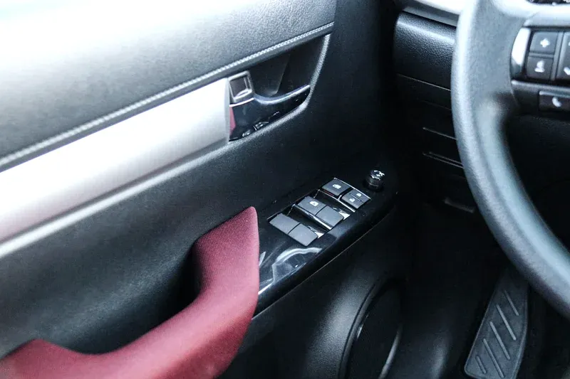 2025 Toyota Hilux - 0 km - Available for export from UAE to Algeria - 8